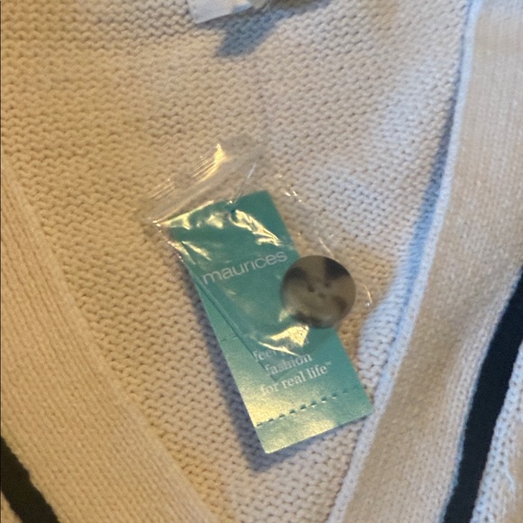 Maurices Cream and Black Floral Cardigan 🧜🏻‍♀️ - Picture 4 of 15